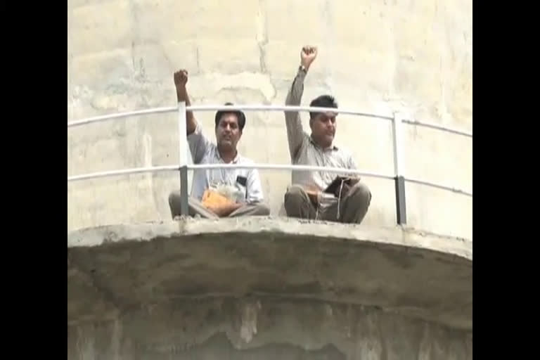 The grandchildren of the freedom fighters climbed on the water tank