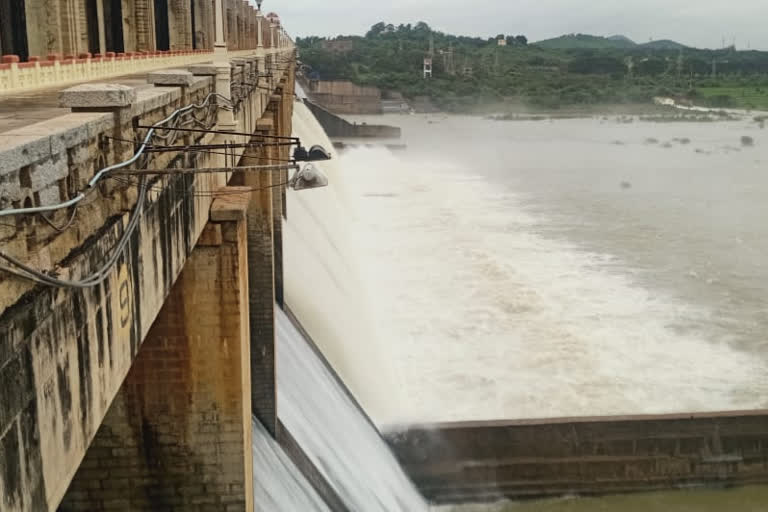 Tung dam reached its highest level causing  heavy rain