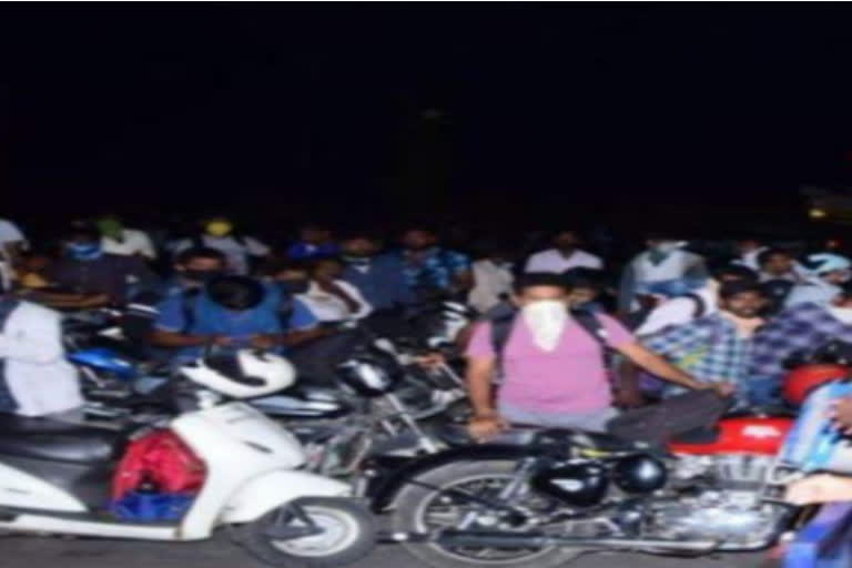 Motorists were in serious trouble overnight on Sunday at the Dachapalli Mandal interstate border in Guntur district.