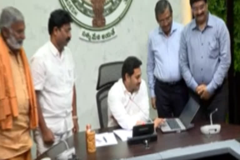 CM laying foundation stone for JNTU buildings at Narasaraopet