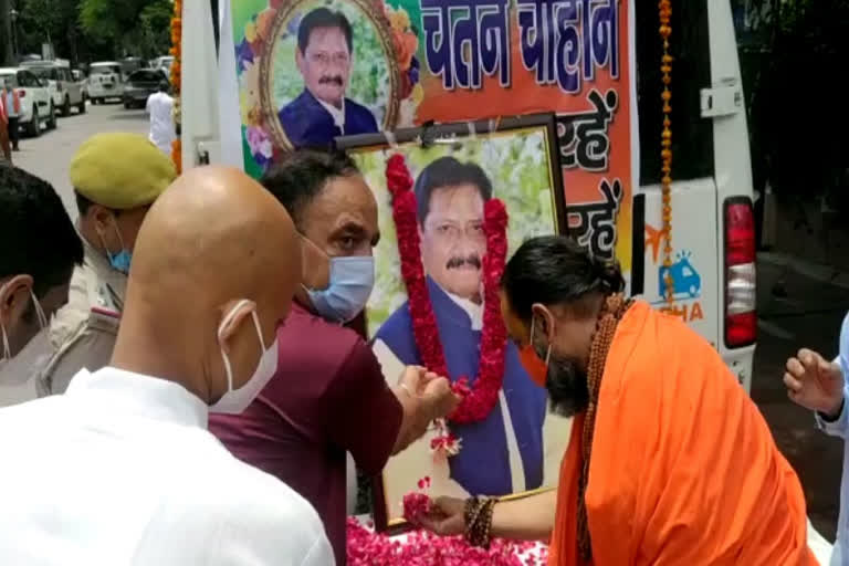 Noida CP Alok Singh pays tribute to former minister Chetan Chauhan