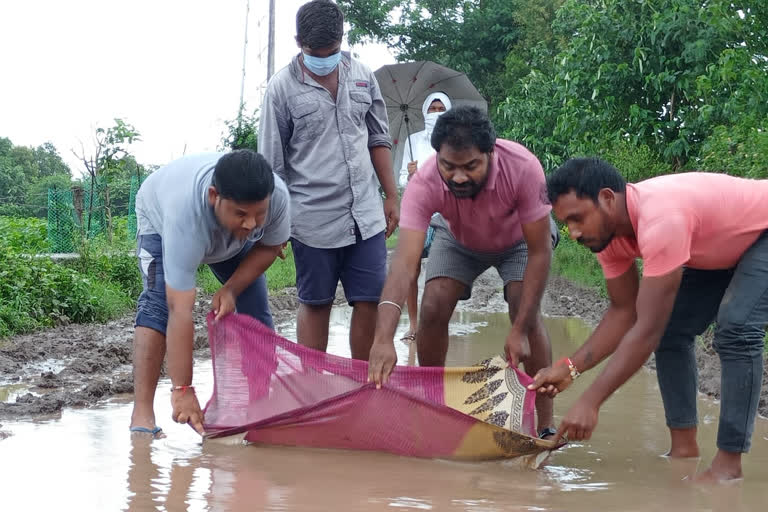 దారికోసం చేపలు పడుతూ నిరసన తెలిపిన గ్రామస్థులు