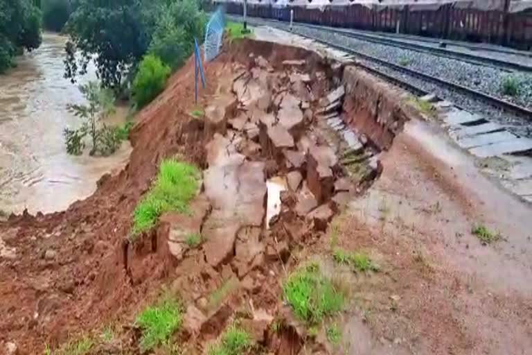 land-collapse-in-belagavi-shivathana-railway-station