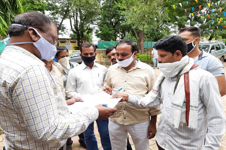 Farmers handing out memo