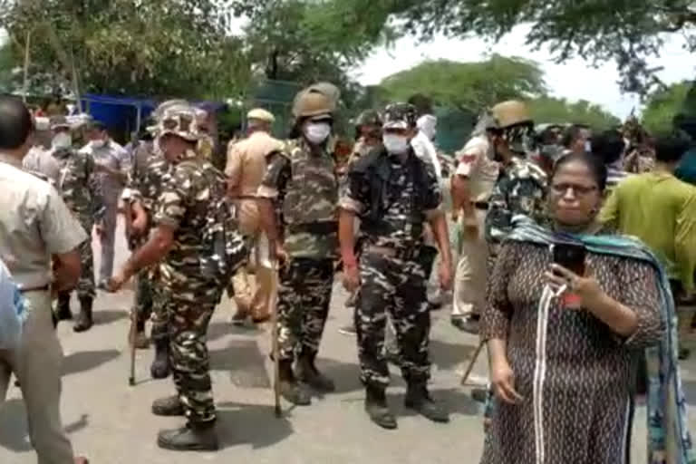 Protesters demand to form STF after corpse of two cows found in East Delhi's Ashok Nagar area