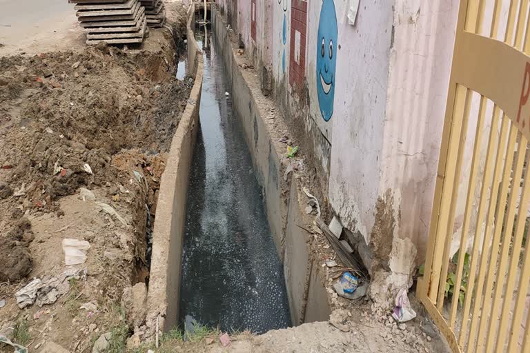 under construction drain wall tilted in kharkhoda sonipat