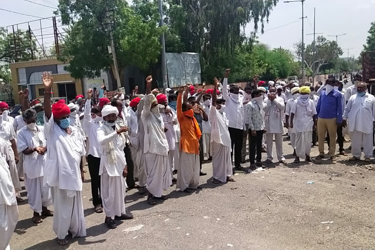 farmers protested in barmer  किसानों ने मुख्यमंत्री के नाम सौंपा ज्ञापन, Farmers submitted memorandum