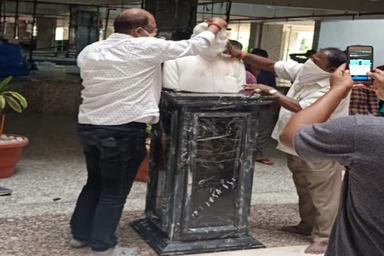 Anti-social elements spit on Atal ji statue in ranchi