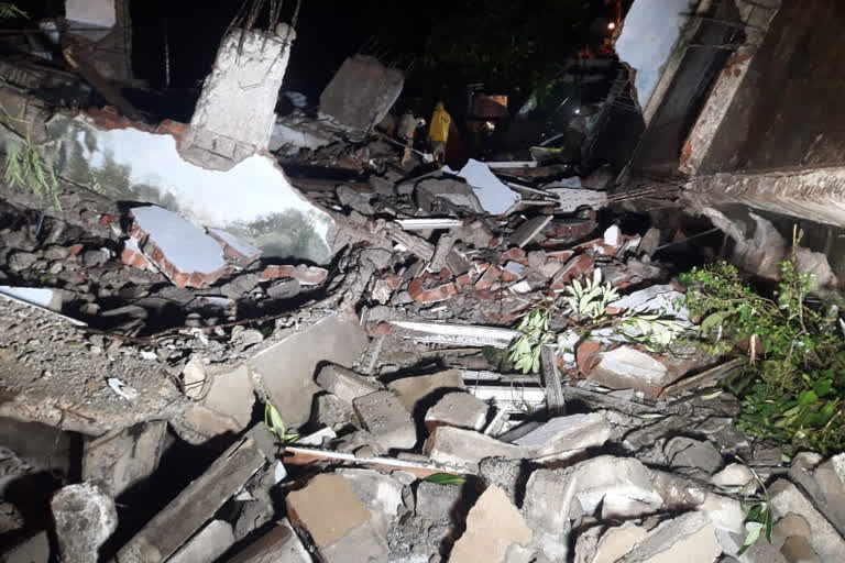 building collapses on adjacent houses