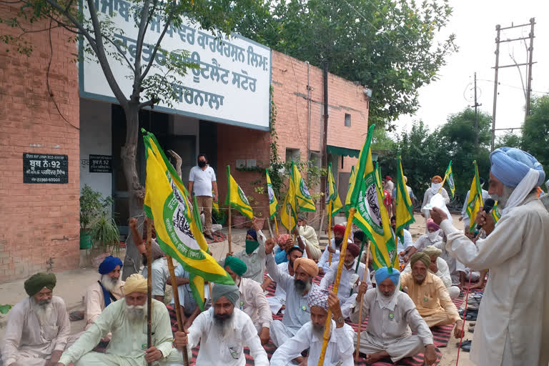 Farmers besiege SDO office Barnala in protest of non-delivery of transformers