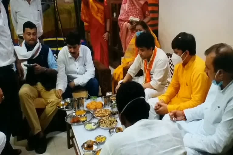 jyotiraditya-scindia-had-dinner-at-kailash-vijayvargiya-home-in-indore