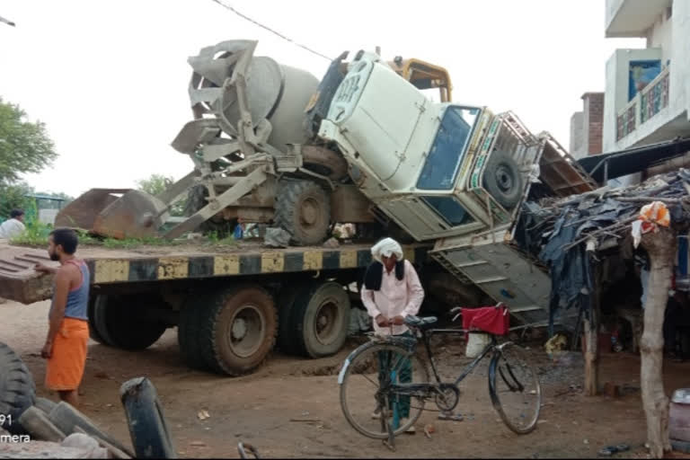 High speed Trola collided with pickup vehicle