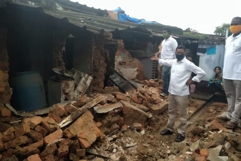 3 houses demolished due to heavy rains in Bodhan, nizamabad district