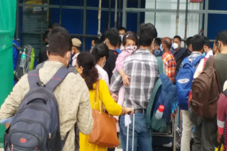 Social distancing norms go for a toss at Patna airport