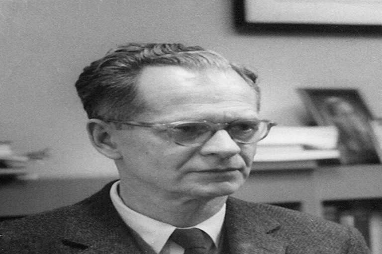 Burrhus Frederic Skinner (B.F. Skinner) B. F. Skinner Skinner Box operant conditioning on rats and pigeons advocacy of Behaviorism Application to Psychology death anniversary of B. F. Skinner பி.கே. ஸ்கின்னர் உளவியல் நிபுணர்