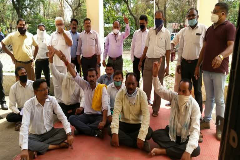 Advocates protest in police station