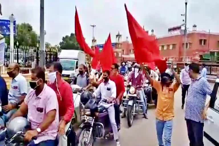 मंडल सचिव मनोज कुमार परिहार  रेल मंत्रालय  रेलवे कार्मिकों का प्रदर्शन  निजीकरण के विरोध में प्रदर्शन  jodhpur news  railway privatization  north western railway employees union  protest against privatization  demonstration of railway personnel