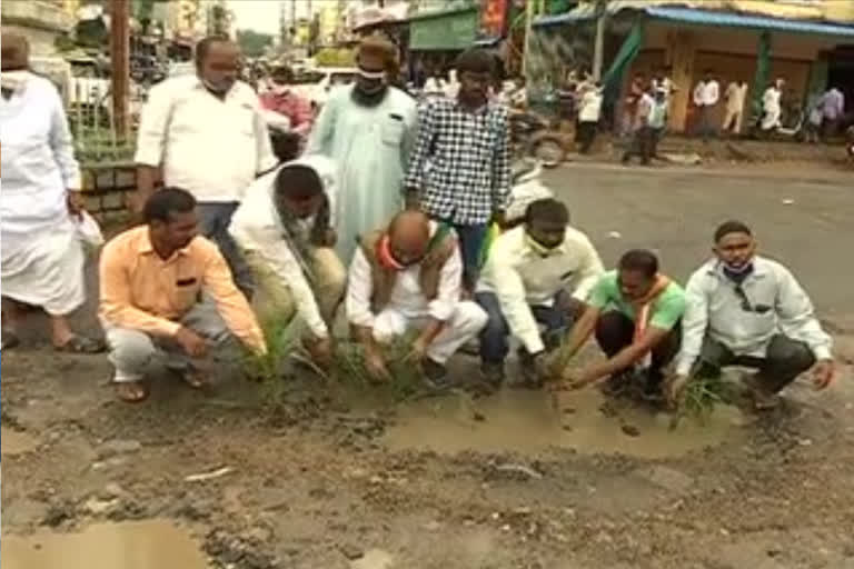 congress leaders protested over the dilapidation of roads in adilabad