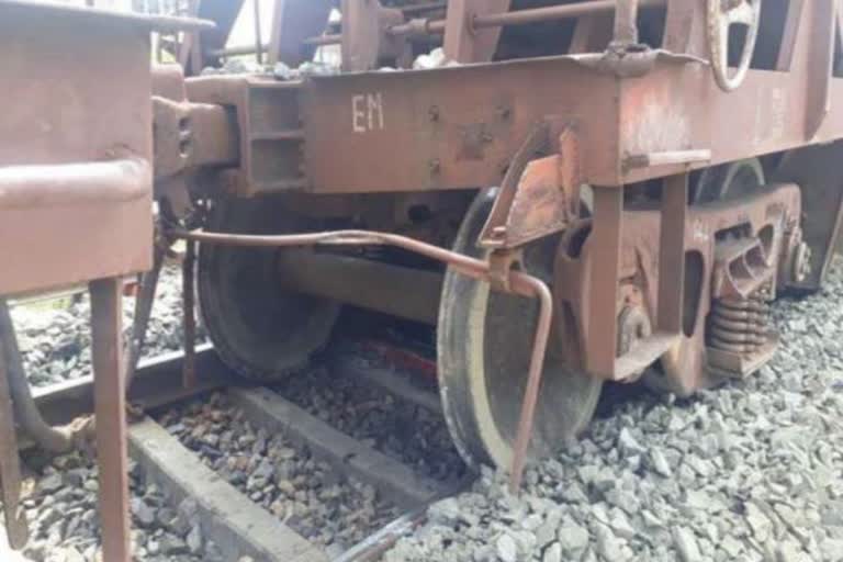 train wagon derail in dhanbad, news of Dhanbad railway, wagon derail in dhanbad, धनबाद में ट्रेन वैगन बेपटरी, धनबाद रेलवे की खबरें, धनबाद में वैगन पटरी से उतरी