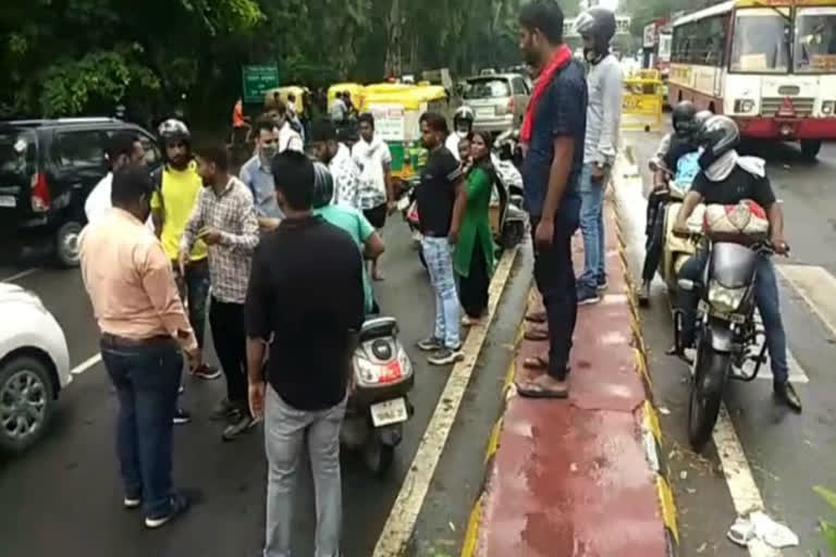 Bike riders beat up car riders in front of Ghaziabad Traffic Police