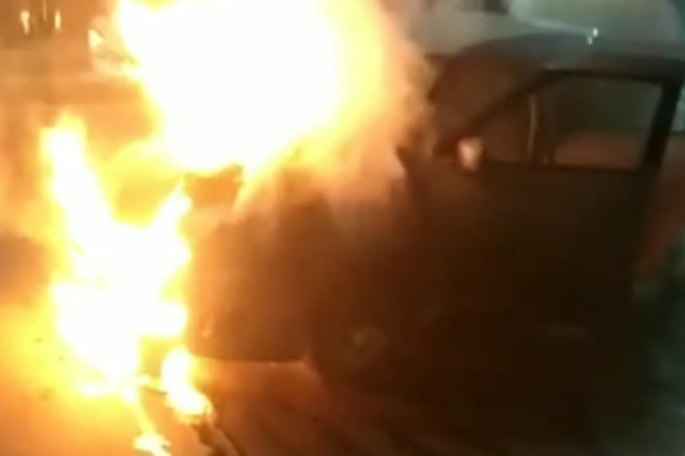 Fire in moving car at Mohan Nagar ghaziabad