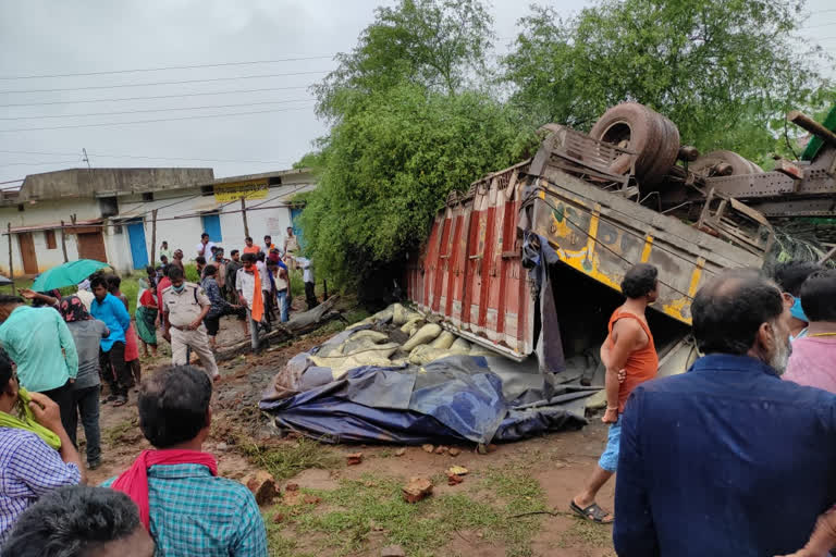 accident  by truck loaded with cement