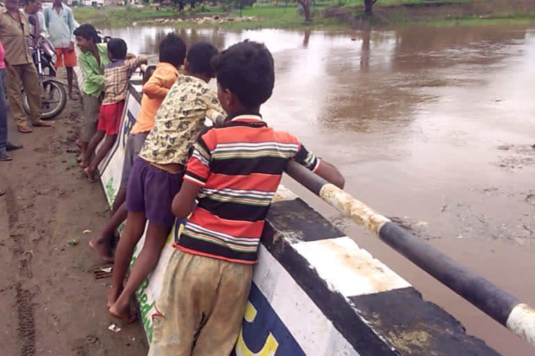 crowd started seeing increased water level of Half River