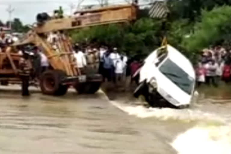 వాగులో కొట్టుకుపోయిన ఇన్నోవా లభ్యం... వ్యక్తి కోసం గాలింపు