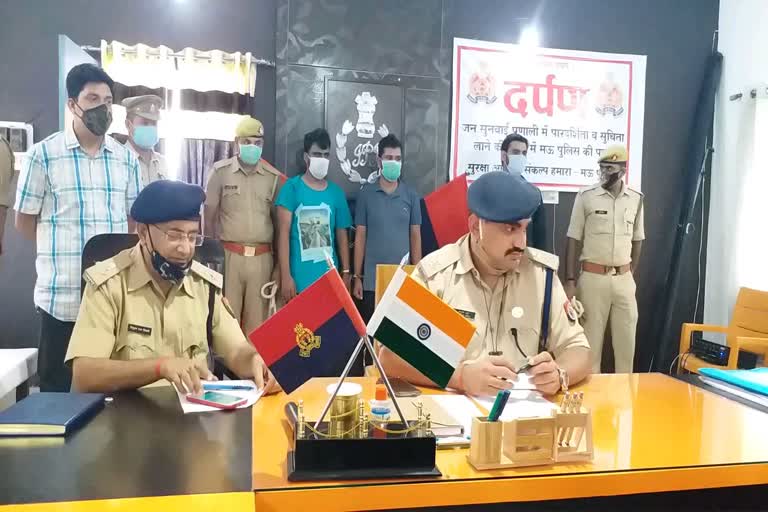 जानकारी देते पुलिस अधीक्षक.