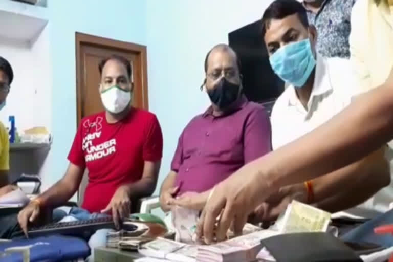 रिश्वत लेते डॉक्टर गिरफ्तार, Doctor arrested for taking bribe