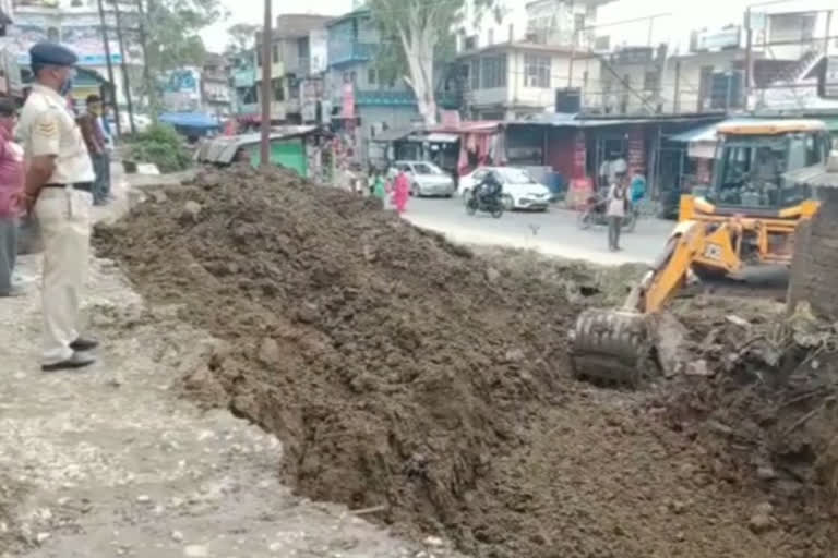 Retaining work started by PWD department at Hamirpur bus stand