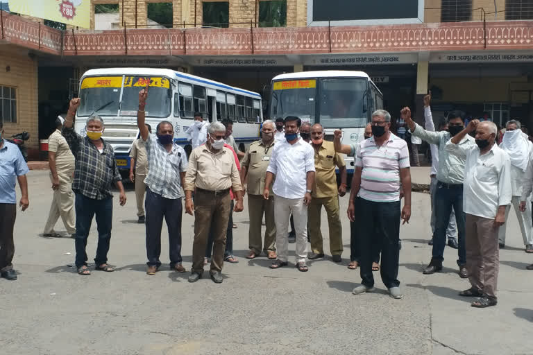 रोडवेज कर्मचारियों ने किया प्रदर्शन, Roadways employees protest