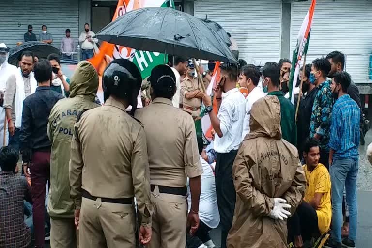 youth-congress-protest-infront-of-tehri-mp-mala-rajalakshmi-shah