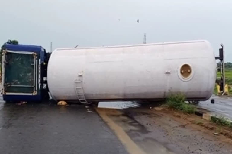 gas tanker roll over in singupuram srikakulam district