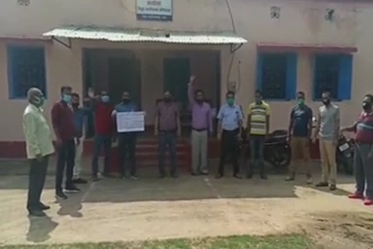 electricity-workers-protest-in-chatra