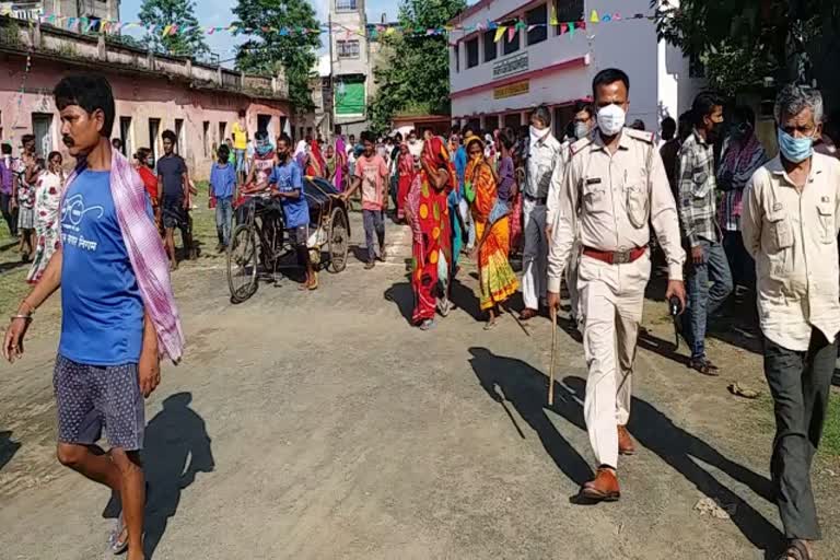 young man dead body found infront of deo office in deoghar