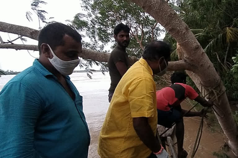 వశిష్ట గోదావరి వరదలో చిక్కుకున్న ఎమ్మెల్యే రామానాయుడు