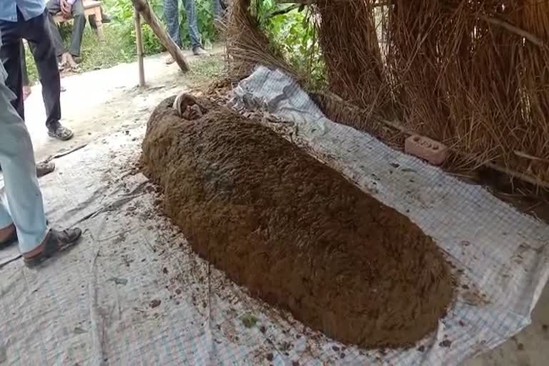 dead body kept in cow dung in shahjahanpur