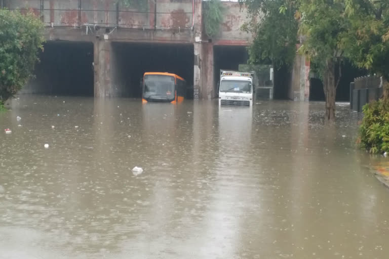 पुल प्रहलाद पुर: रेलवे अंडरपास के नीचे भारी जलभराव, बस और ट्रक फंसे