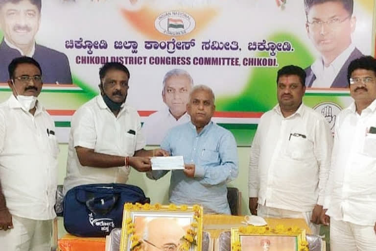 gajanana mangasuli gave  2 lakhs for Congress health hand plan