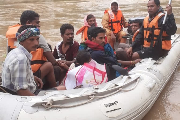 Flood rescue team rescues pregnant woman