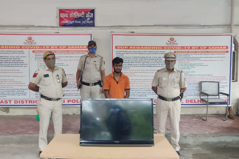 kalindikunj police arrested burglar with recovered stolen led TV in delhi