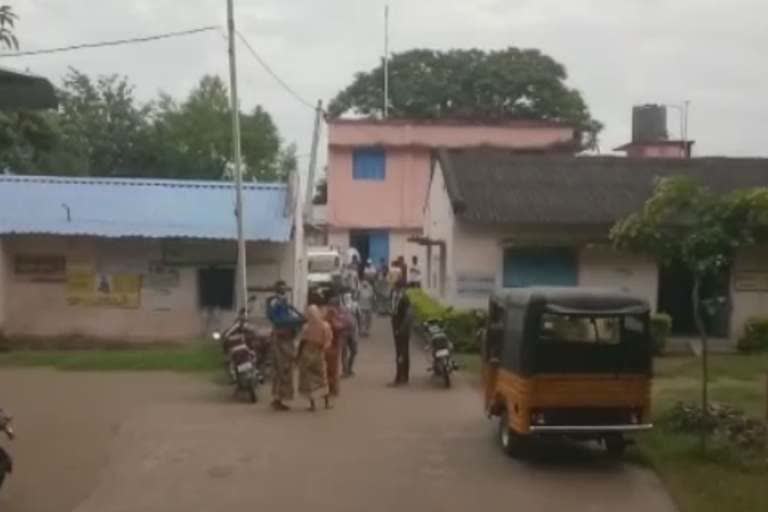 rayagada latest news, baby girl rescued from rayagada, baby girl found under bush in rayagada, unwanted baby girl, ବୁଦା ମୂଳରୁ ଶିଶୁକନ୍ୟା ଉଦ୍ଧାର, ଅଲୋଡା ଶିଶୁ କନ୍ୟା, ରାୟଗଡା ଲାଟେଷ୍ଟ ନ୍ୟୁଜ୍‌, ରାୟଗଡାରେ ଅଲୋଡା ଶିଶୁ କନ୍ୟା