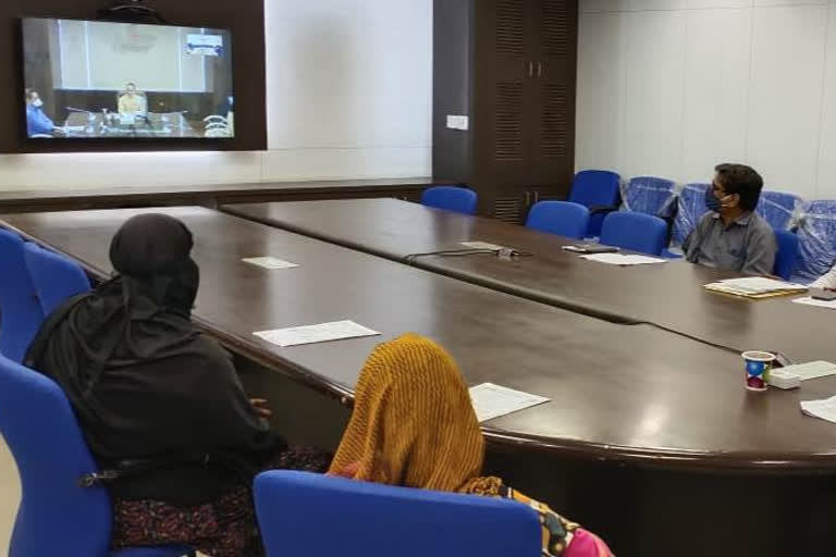 Chief Minister discussed with the consumers who obtained the new eligibility slip through video conferencing