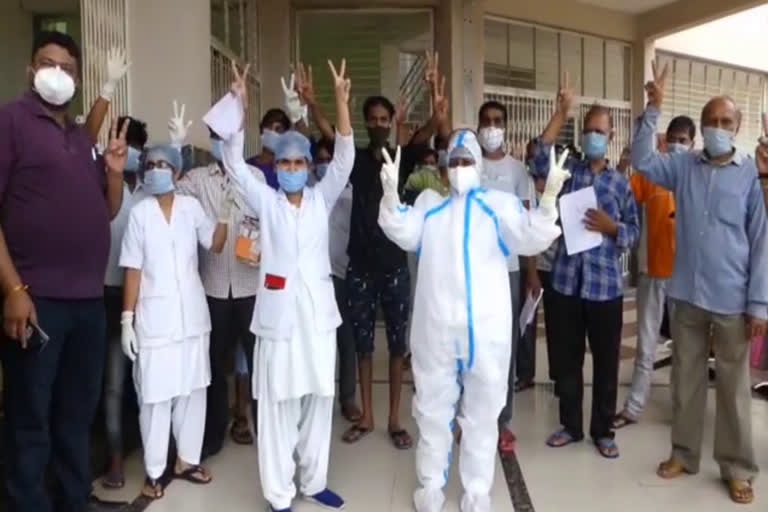 Corona positive patients dance before going home in Mandsaur