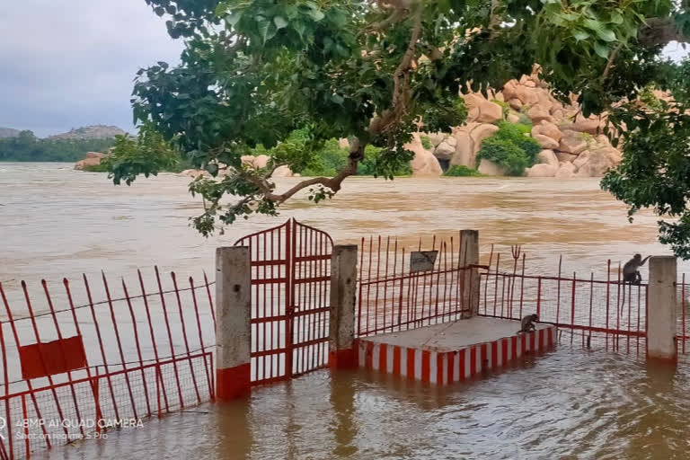 ದೇವಸ್ಥಾನದ ಪಾದಗಟ್ಟೆ ಜಲಾವೃತ