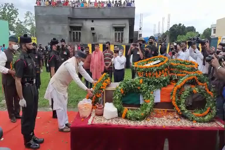 cm-pays-tribute-to-martyr-rajendra-