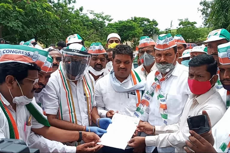 Athani Congress symbolic protest against land reform act