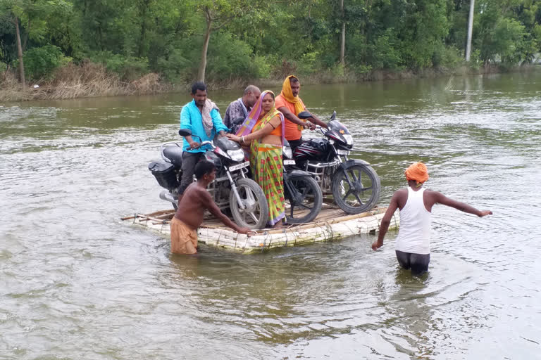 फोम की नाव के सहारे आवाजाही कर रहे लोग