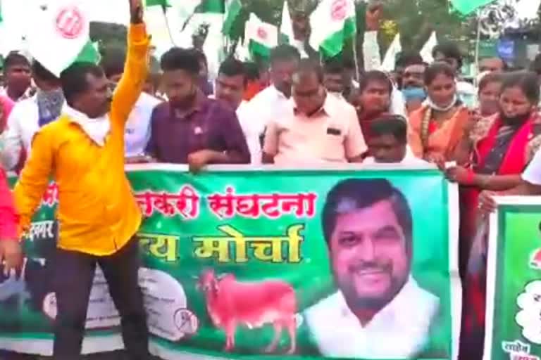 Swabhimani Shetkari Sanghatana agitation in Ahmednagar for increase in milk price